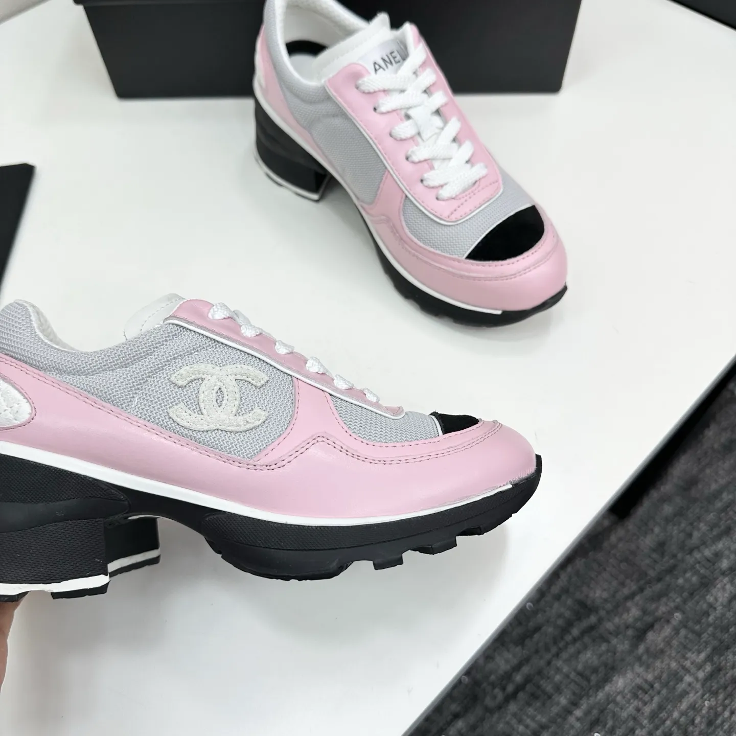 👟👟Ex-factory price 640👟👟Chanel Panda Shoes! 2025 counter's top casual sports shoes. This classic design; the upper is electro-embroidered with a variety of techniques; the outsole is fashionable and sporty; the unusual inclusion of a variety of color matching elements... The diversified mix and match is very good-looking and versatile, and can be used for leisure, fashion, sports, and outdoor... ꫛꫀꪝ Go➫ Materials: ❶Upper made of: original imported first-layer silk cowhide + original waterproof cloth + original first-layer cowhide ❷Inner lining: Original Yangli+wang ❸ Outsole based on: Original TPU combination outsole Counter boutique packaging complete set for women 35–41